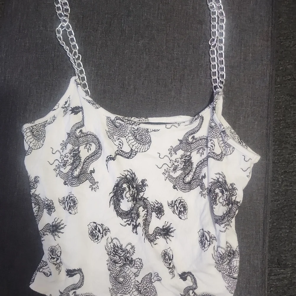 Cute chain dragon crop top - Picture 3 of 3